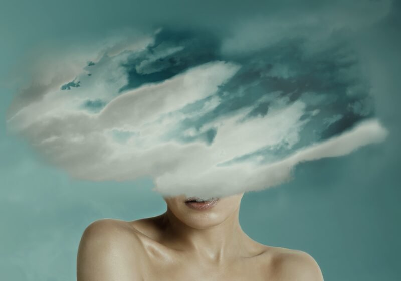 woman with cloud around head and brain fog